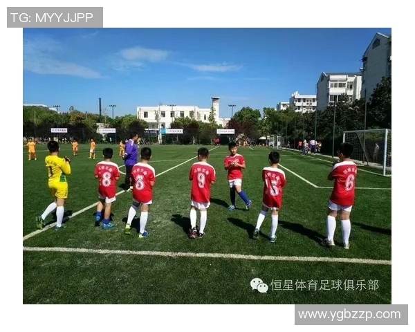 足球明星挑战绕竿技巧视频展现惊人球技与创意表演